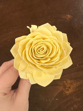 Load image into Gallery viewer, Yellow wood floral pen