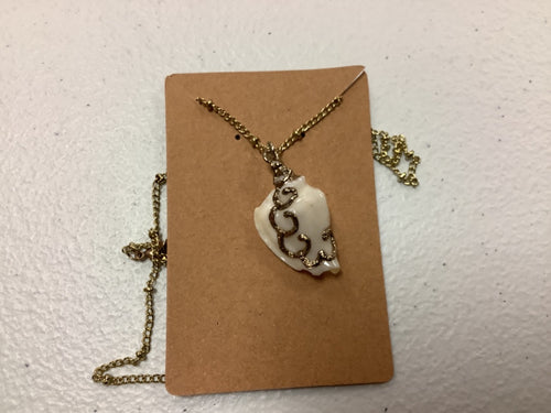 Faux seashell white necklace