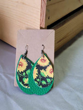 Load image into Gallery viewer, Sunflower Earrings