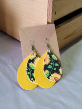 Load image into Gallery viewer, Sunflower Earrings